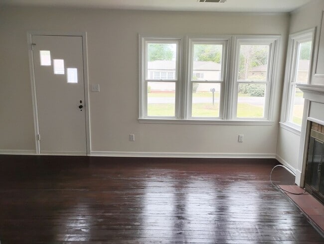 Photo - Stunning 3 Bedroom/2 Bath Awaits You