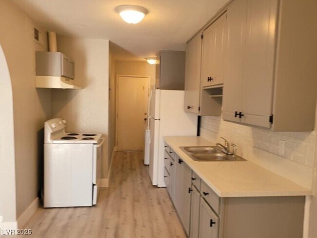 Photo - 1828 Lewis Ave