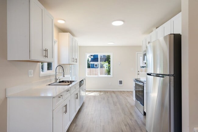 Photo - Beautiful 4 bedroom, 2 bathroom home in Lents Neighborhood!