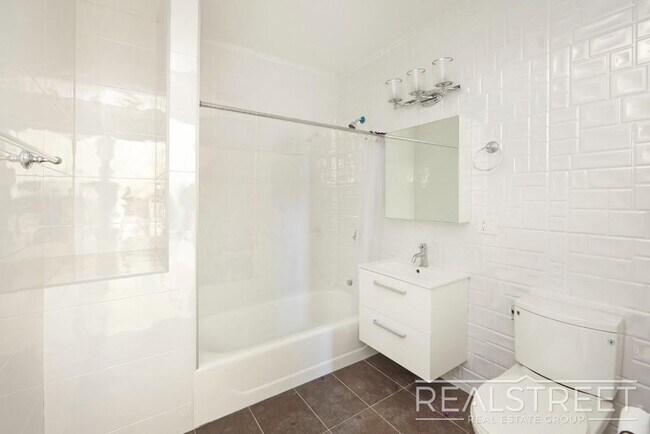Photo - LUXURY LOFT in Queens! Unit 403