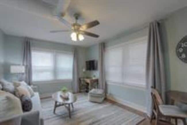 Photo - 722 W 37th St