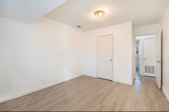 Photo - 2425 Avis St