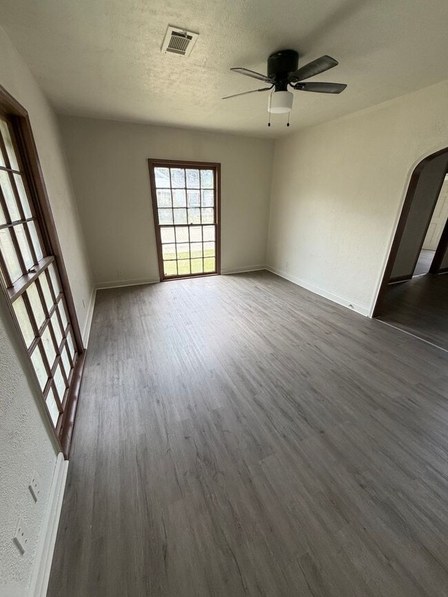 Photo - Charming 3 Bed, 1 Bath newly renovated home.