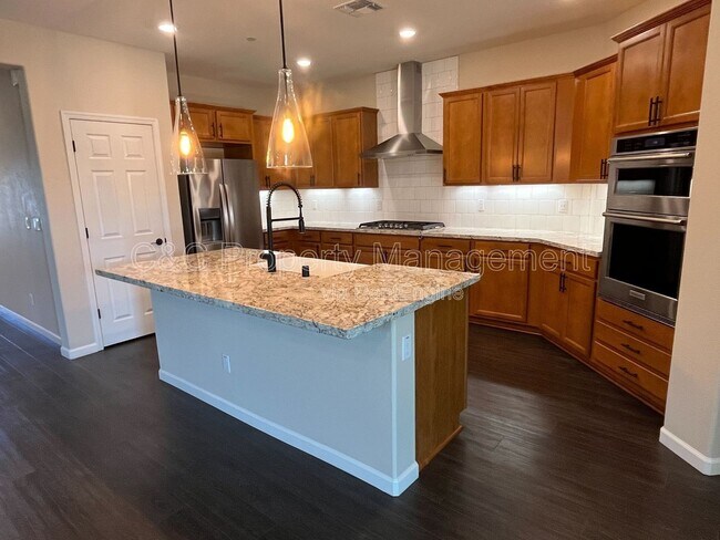 Photo - 608 Somerset Way