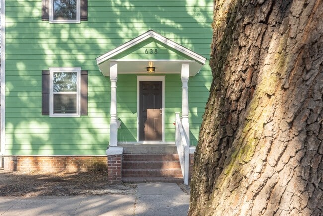 Building Photo - $500 OFF March Rent! Stylish Upstairs 1BR in Historic District