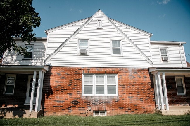 Photo - 235 Adelia St