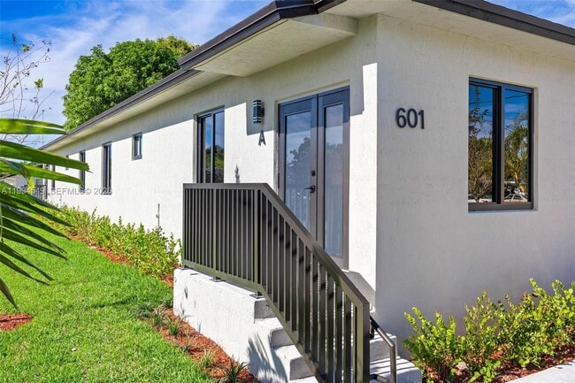 Building Photo - 601 NW 3rd Ave Unit A
