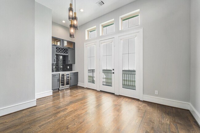 Photo - 2221 Francis St