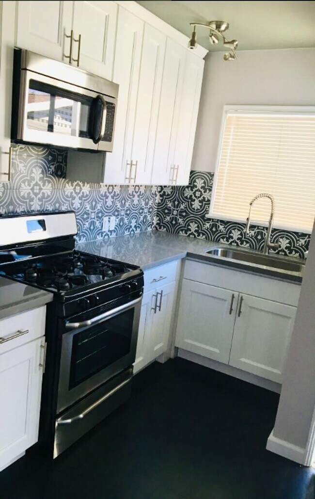 Lomelk Bungalows LLC