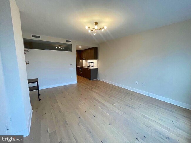 Building Photo - 1211 Van St SE Unit 1010 Rental