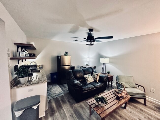Building Photo - 3210 Glasco Dr Unit Quiet, Comfy, & Charming