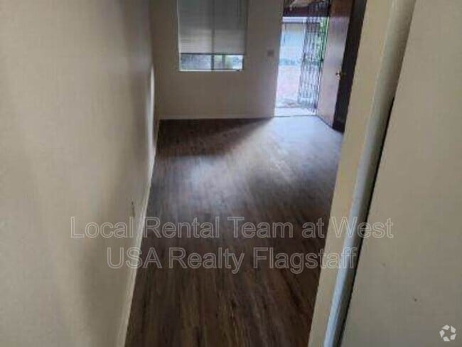 Building Photo - 2219 E Dortha Ave Unit Apt 2