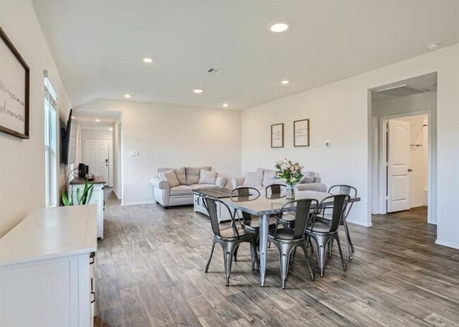 Photo - 259 Levi Lndg