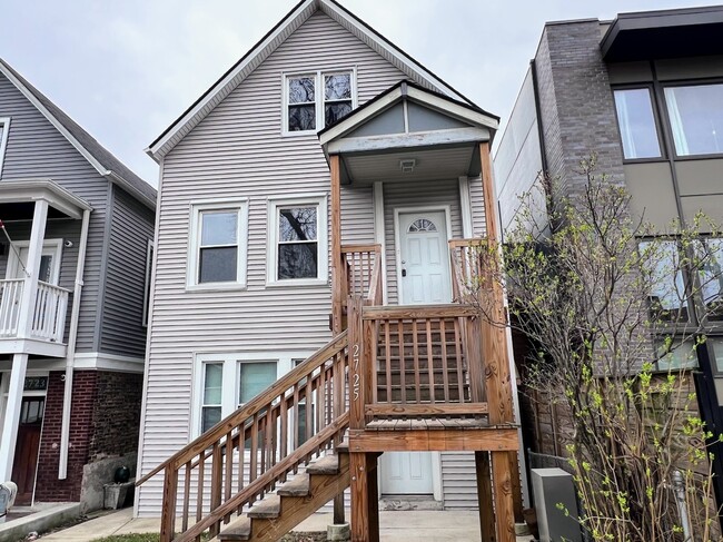 Photo - 2725 W Barry Ave Unidad 2 Rental
