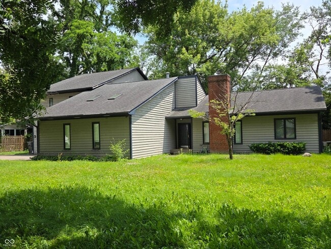 945 Fox Hill Dr
