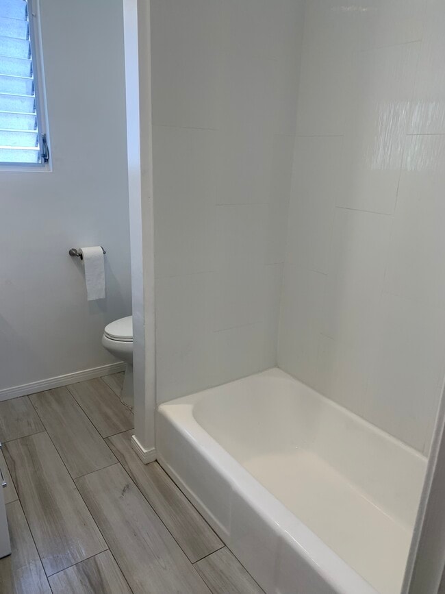 1043 N Sierra Bonita Ave