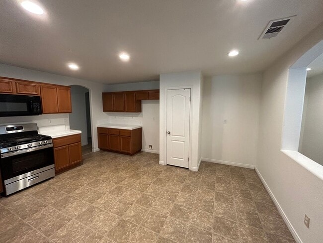 Photo - Large 5 Bedroom/2 Bathroom NW Bakersfield ...