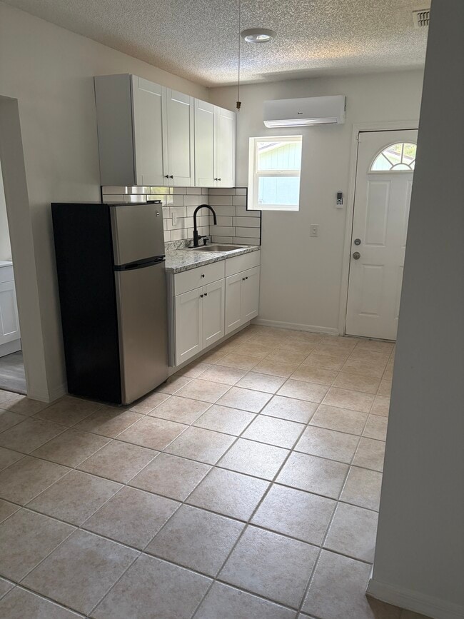 2733 Glenview Dr Unit Sunflower Studio
