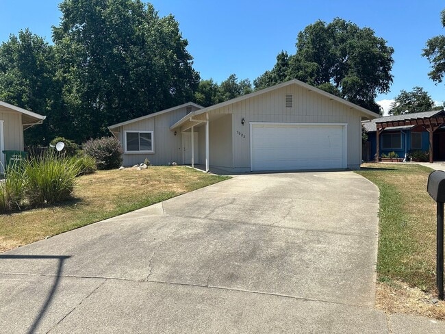 Building Photo - Well maintained home in desirable neighbor...