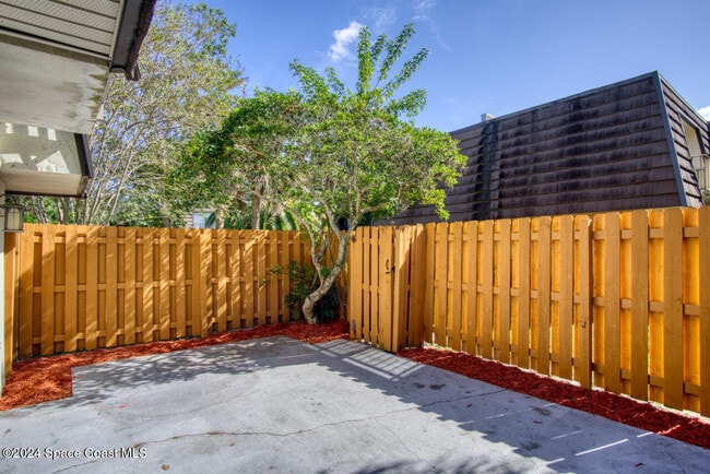 Photo - 2014 Vista Oaks Cir NE