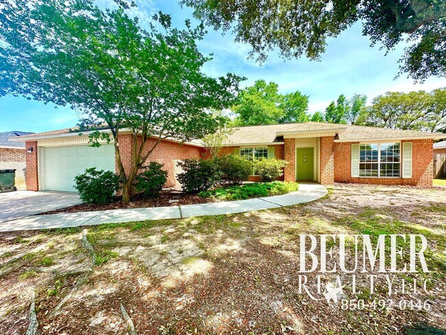 Home nestled in in W. Pensacola minutes fr... - Home nestled in in W. Pensacola minutes fr...
