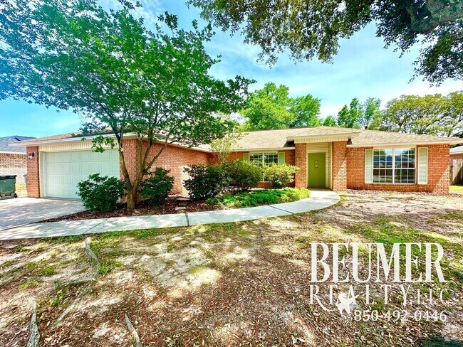 Building Photo - Home nestled in in W. Pensacola minutes fr...