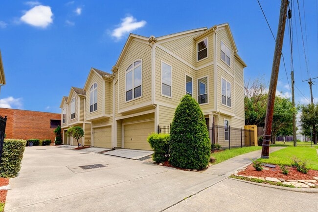 Building Photo - Townhome in EADO!