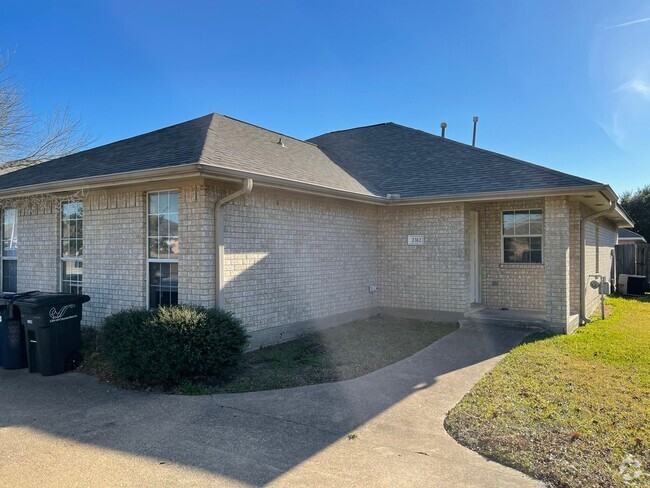 Building Photo - College Station - 3 bedroom / 3 bath duple... Rental