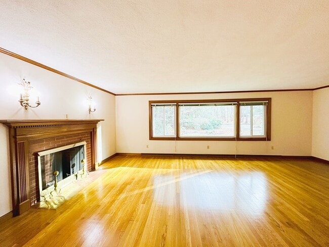 Photo - 5 Crest Dr W