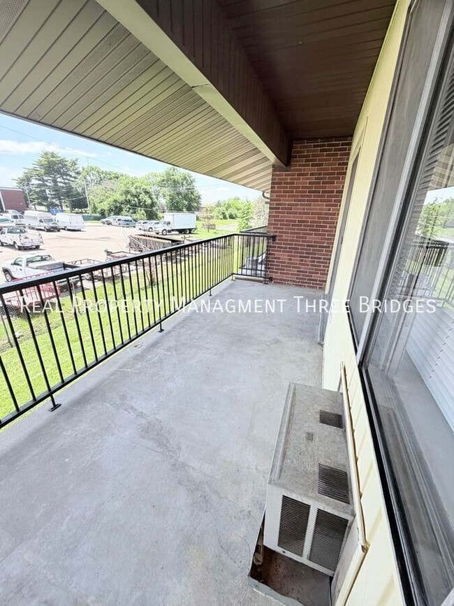 7431G Hazelcrest Drive-