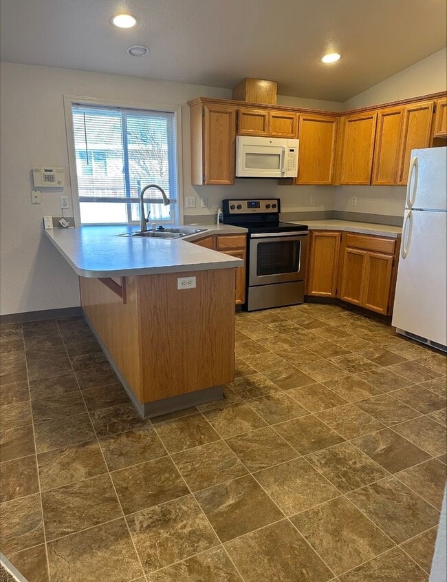 3 bed|2 bath house with NEW PAINT & CARPET! - 3 bed|2 bath house with NEW PAINT & CARPET!