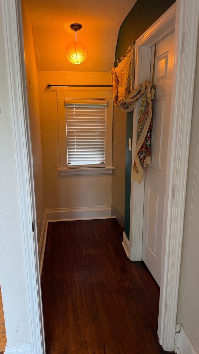 Pasillo (a punto de bajar las escaleras) - 625 Wheelock Pky W