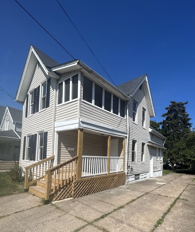 Building Photo - Welcome to this spacious 6-bedroom, 2-bathroom house located in the vibrant city of Cleveland