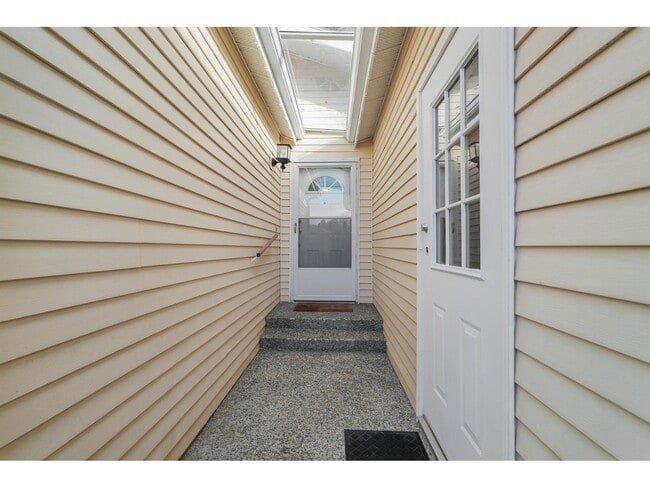 Photo - 1400 164 St