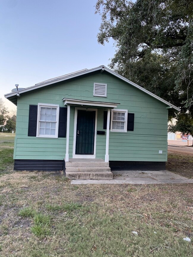 N Louis R112303 - N Louis R112303 House