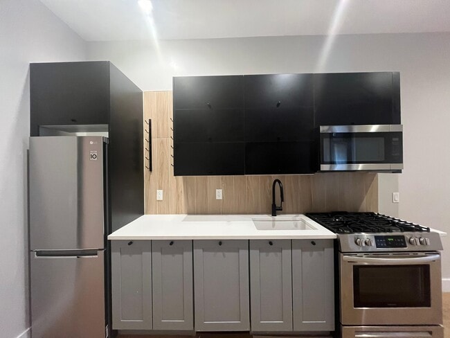 Building Photo - 172 New York Ave Unit 1R