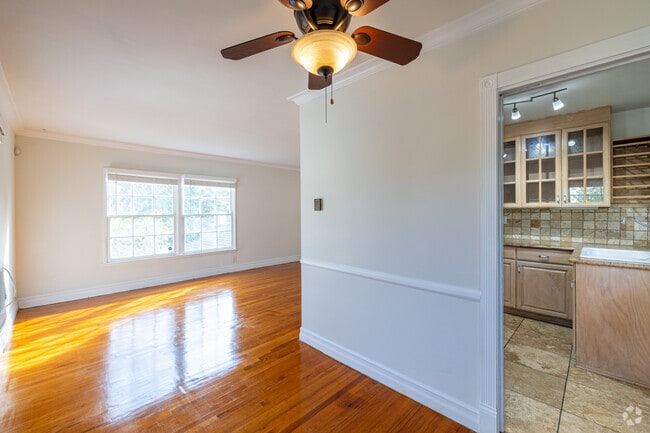 2BR, 1BA - 820SF - Dining Room - 5025 Cahuenga Blvd