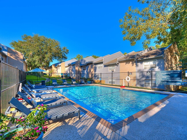 Pool - Cambridge Court Rental