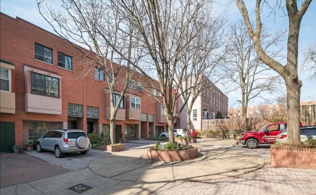 Building Photo - 2821 Parrish St Unit D