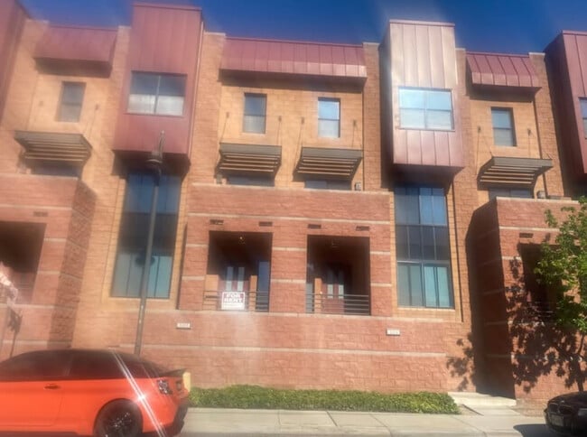 Building Photo - 305 S Wilson St Rental
