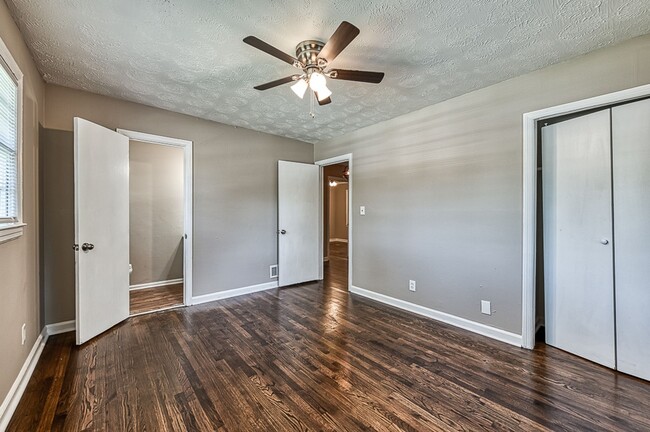 Photo - 3 bedrooms & 1.5 bath in Decatur!