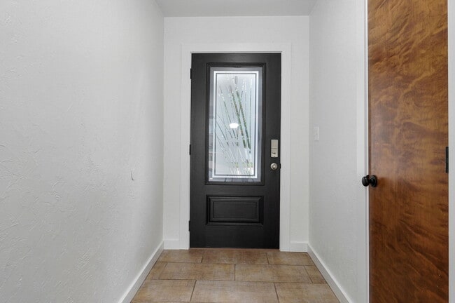 Photo - 835 E Powell St