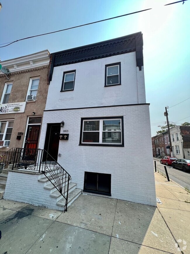 Building Photo - Newly Renovated 2-Bedroom Apartment in Sou... Unit 1