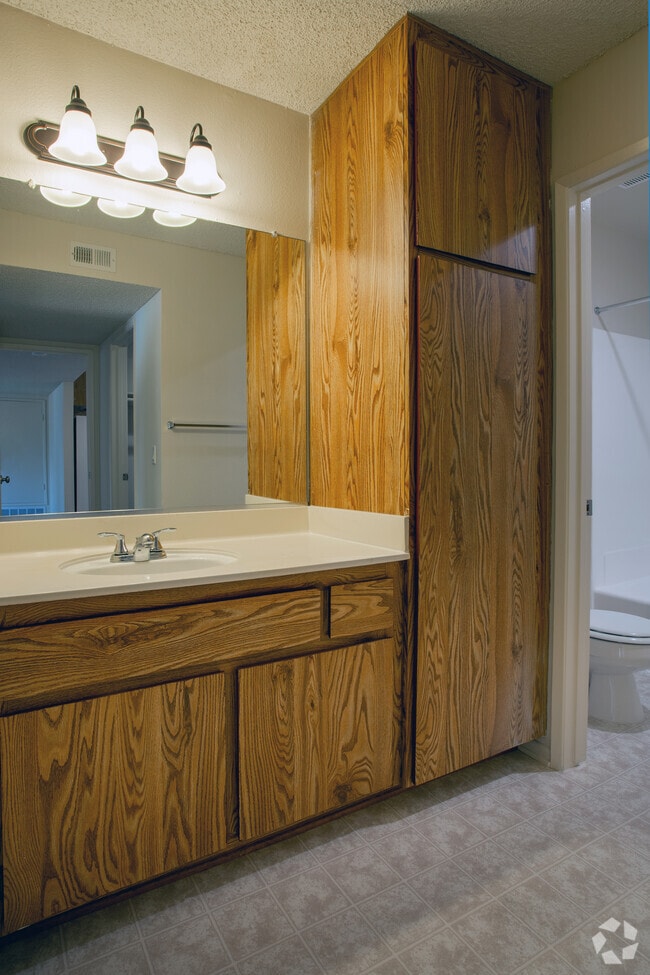 2BR, 2BA - 1045 SF