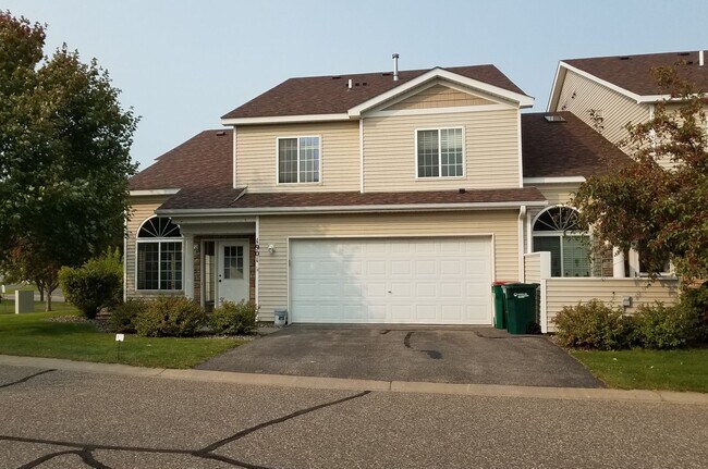 Spacious End Unit Townhouse - Spacious End Unit Townhouse