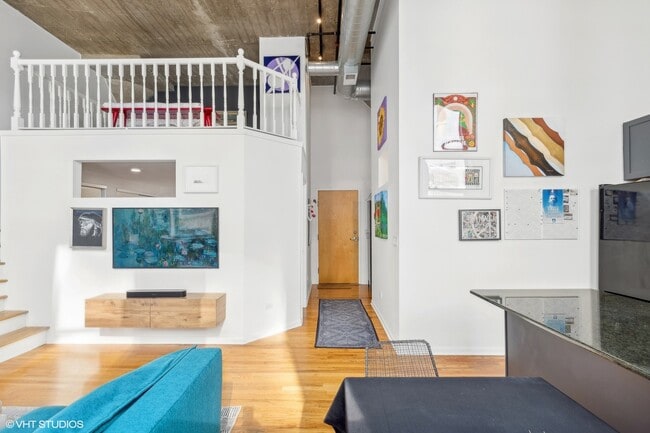 Photo - 758 N Larrabee St