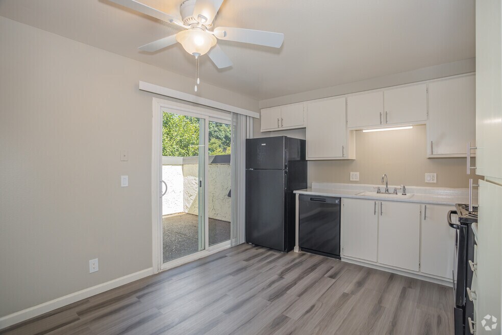 1BR, 1BA - 700SF