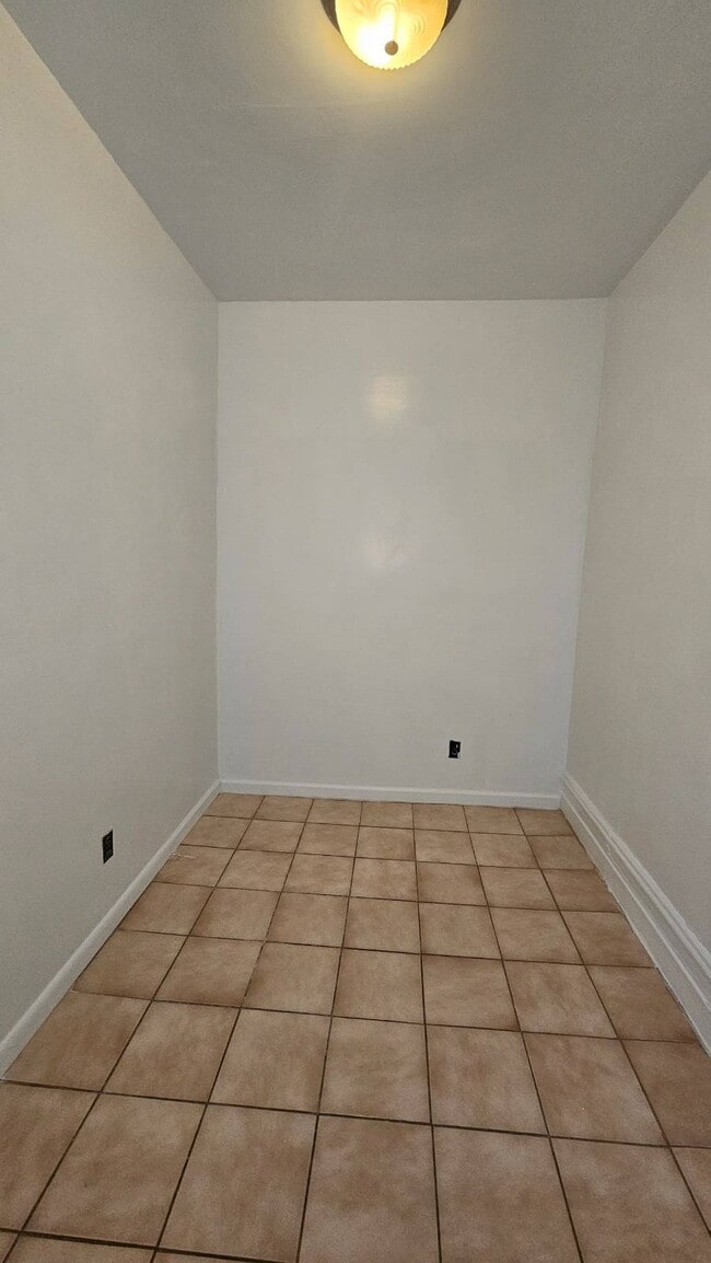 Photo - 749 Kelly St