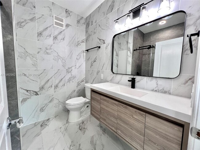 Photo - 450 NE 2nd Ave