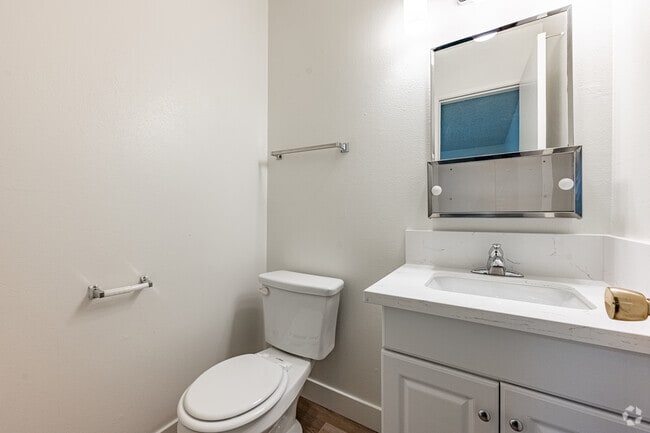3BR, 2BA - 978SF - Primary Bathroom